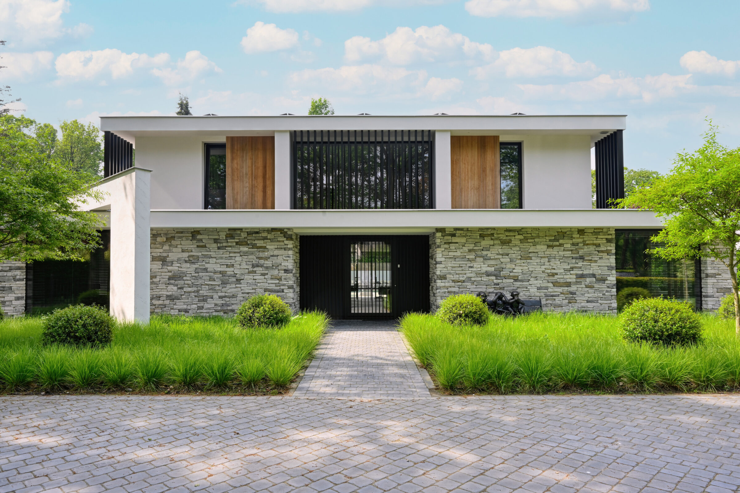 Moderne villa met steenstrips op de buitenmuren 